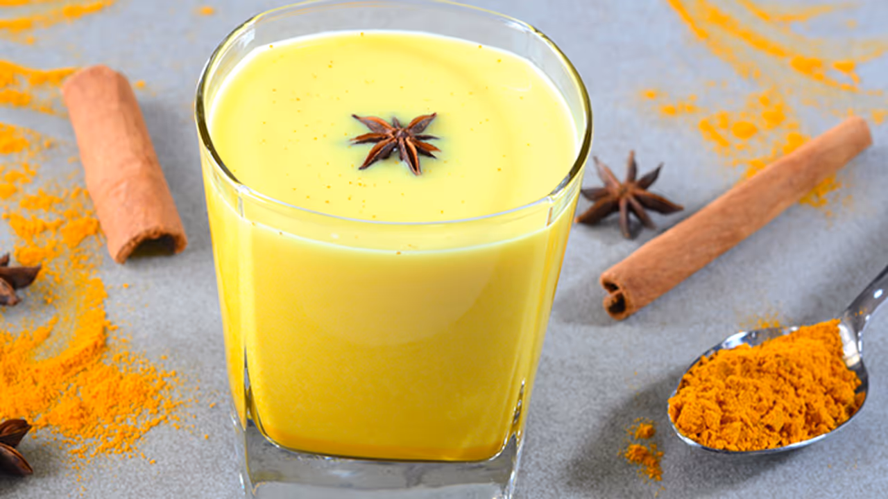 8 benefits of drinking turmeric milk every night