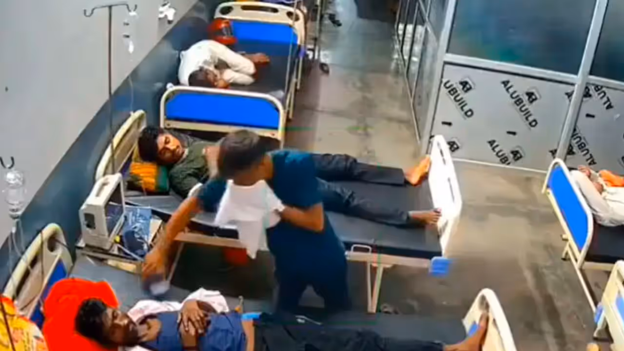 UP Hospital Horror: Viral CCTV Video Shows Man Stealing Mobile Phones From Sleeping Patients (WATCH) UP Hospital Horror: Viral CCTV Video Shows Man Stealing Mobile Phones From Sleeping Patients (WATCH)