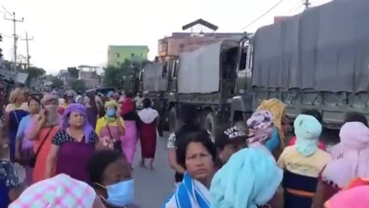 manipur violence fresh violence in imphal lead by women block road police take action manipur violence fresh violence in imphal lead by women block road police take action
