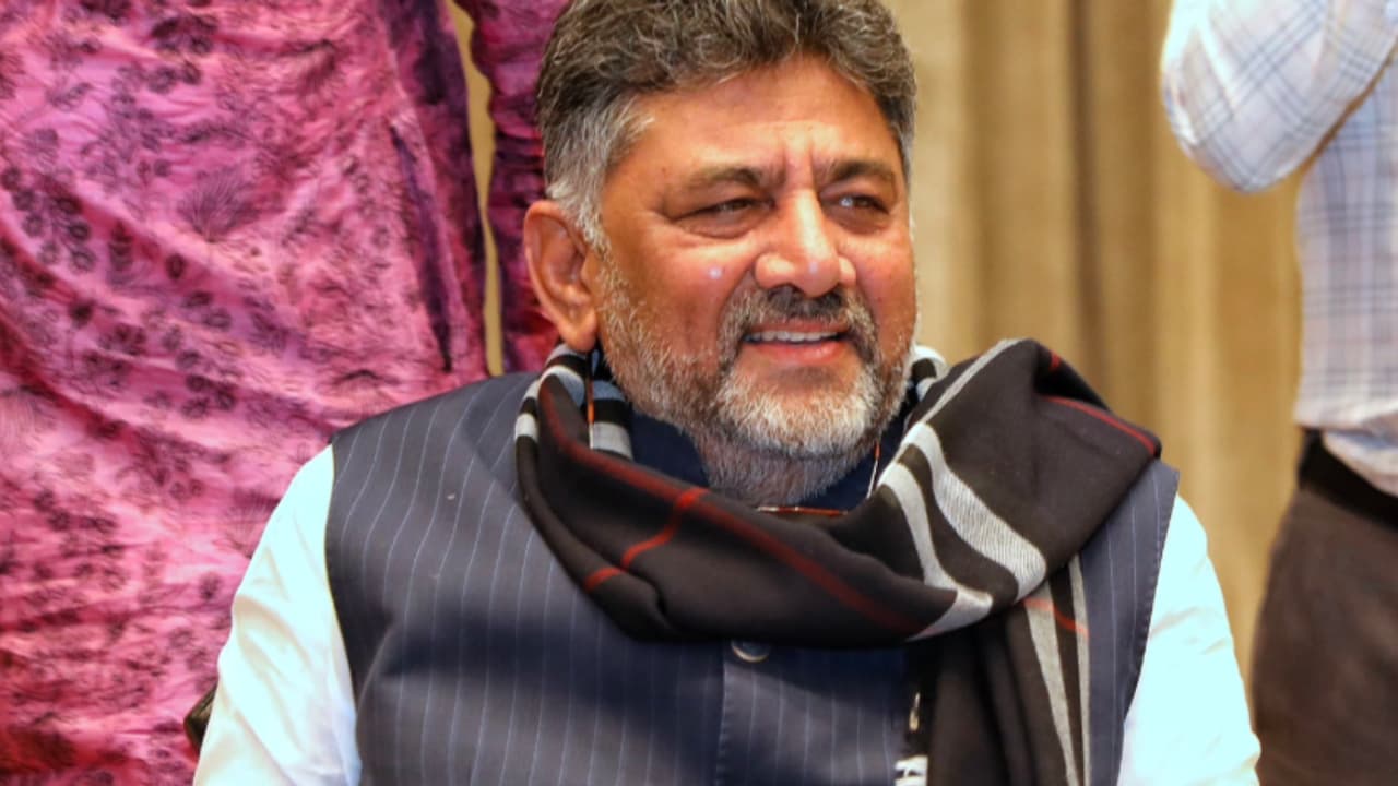 Veerappan s Daughter Vidya Rani Meets DK Shivakumar at ramanagar Veerappan s Daughter Vidya Rani Meets DK Shivakumar at ramanagar