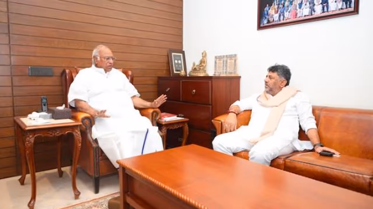 Mallikarjun Kharge and DK Shivakumar