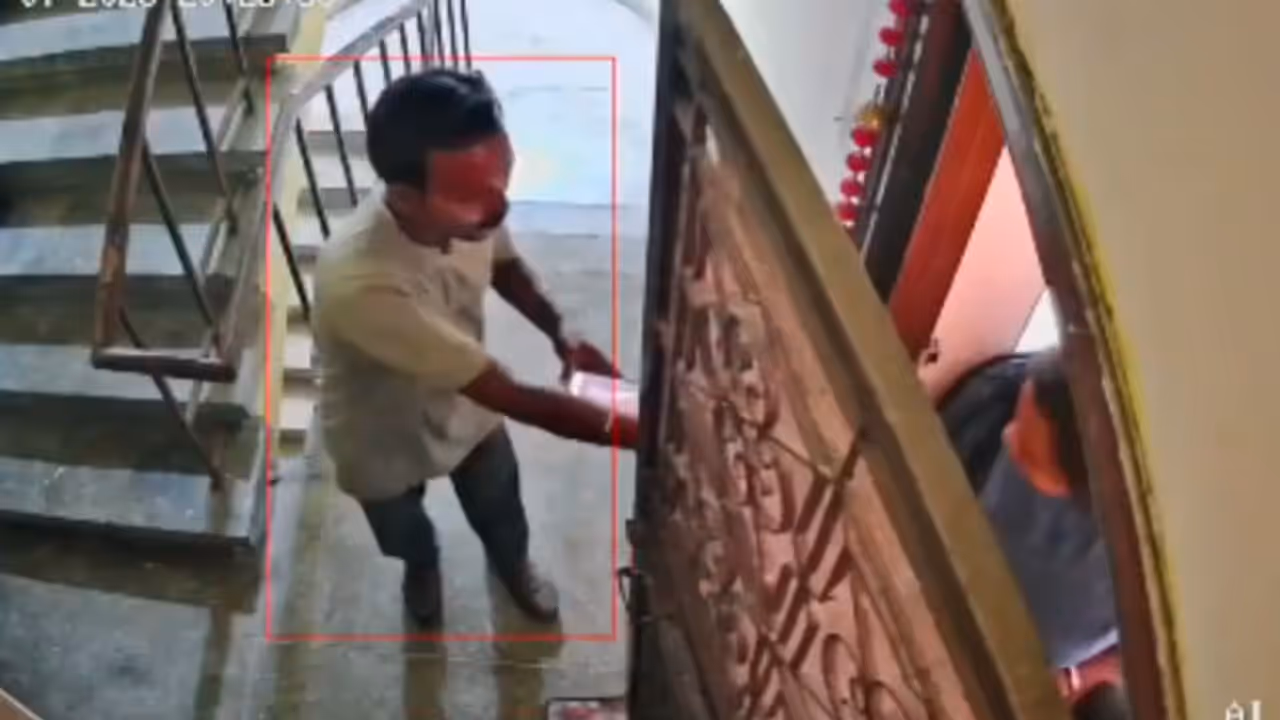 Watch: Mother's Quick Thinking Stops Delivery Agent From Entering Home, CCTV Video Goes Viral Watch: Mother's Quick Thinking Stops Delivery Agent From Entering Home, CCTV Video Goes Viral