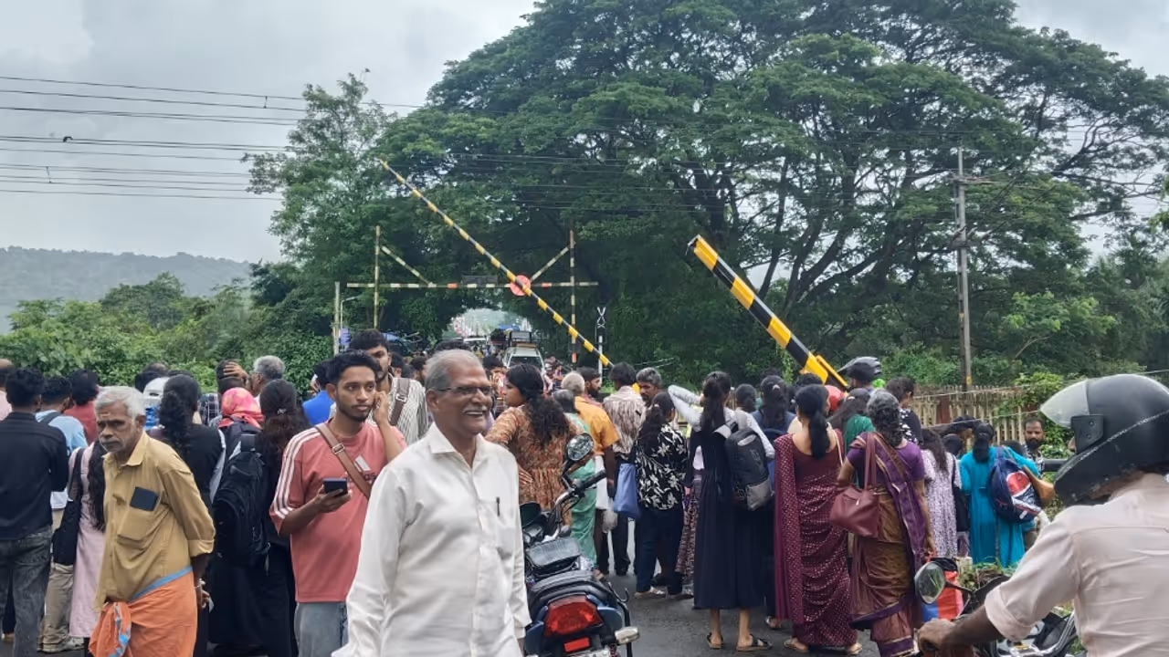 pick up van hit railway gate collapsed pick up van hit railway gate collapsed