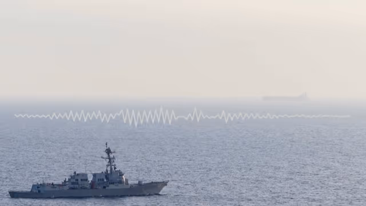 US Warns Ships in Strait of Hormuz US Warns Ships in Strait of Hormuz