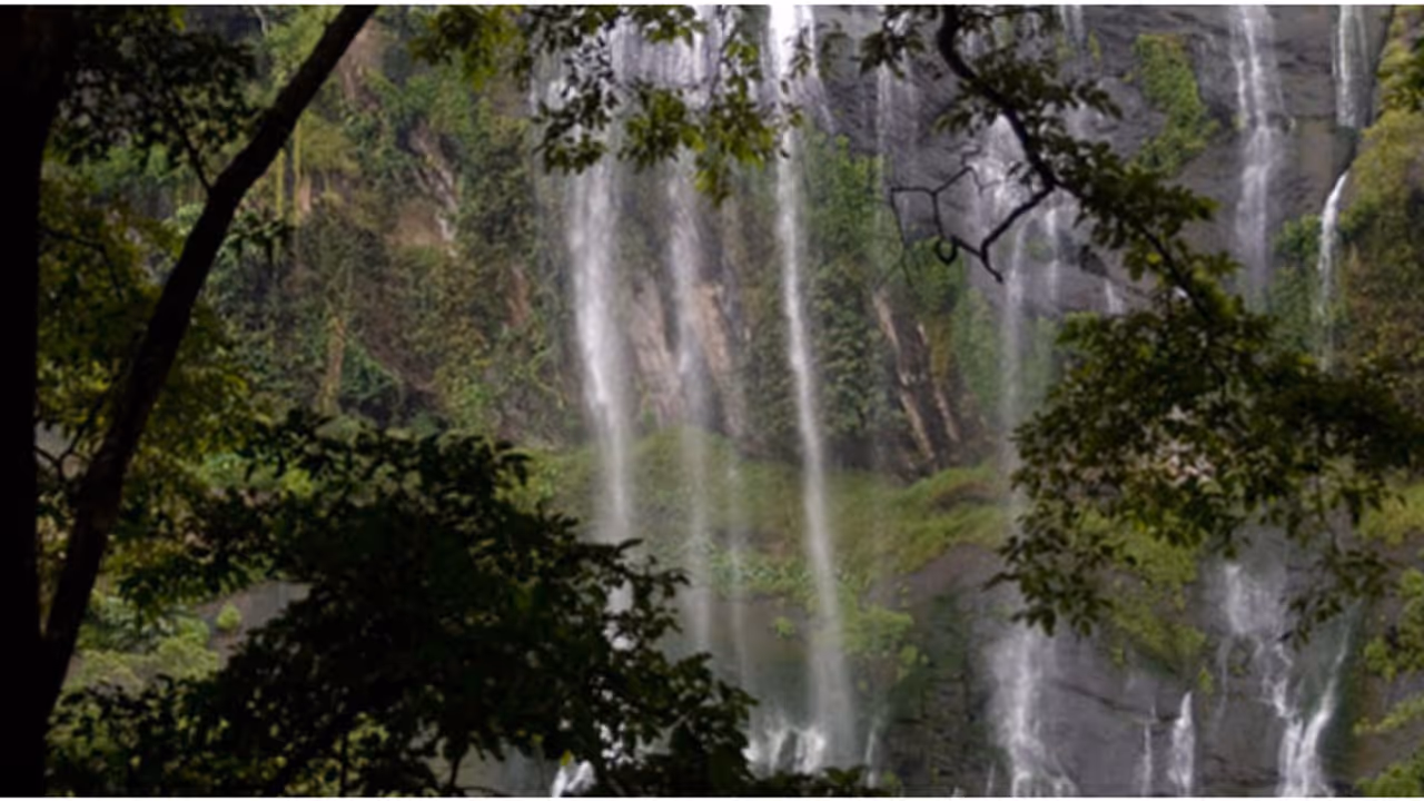 Keezharkutthu waterfalls Keezharkutthu waterfalls