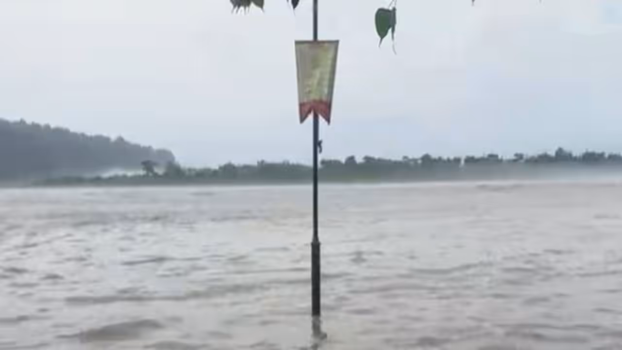 Ganga flowing above the warning level at Triveni Ghat Ganga flowing above the warning level at Triveni Ghat