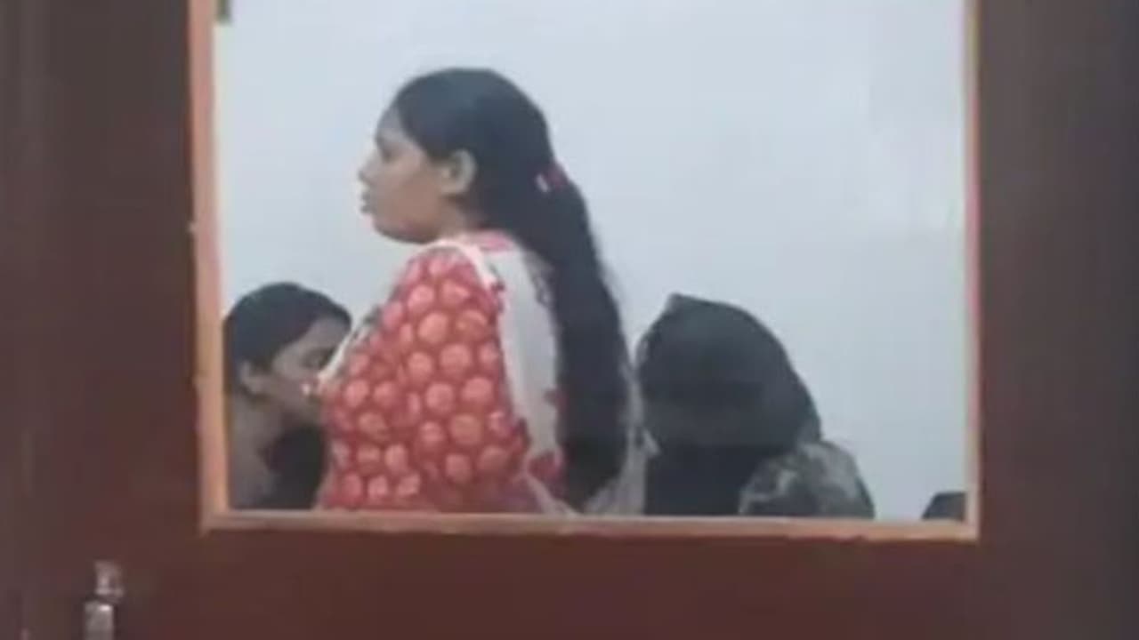 girl arrested jaipur international airport 