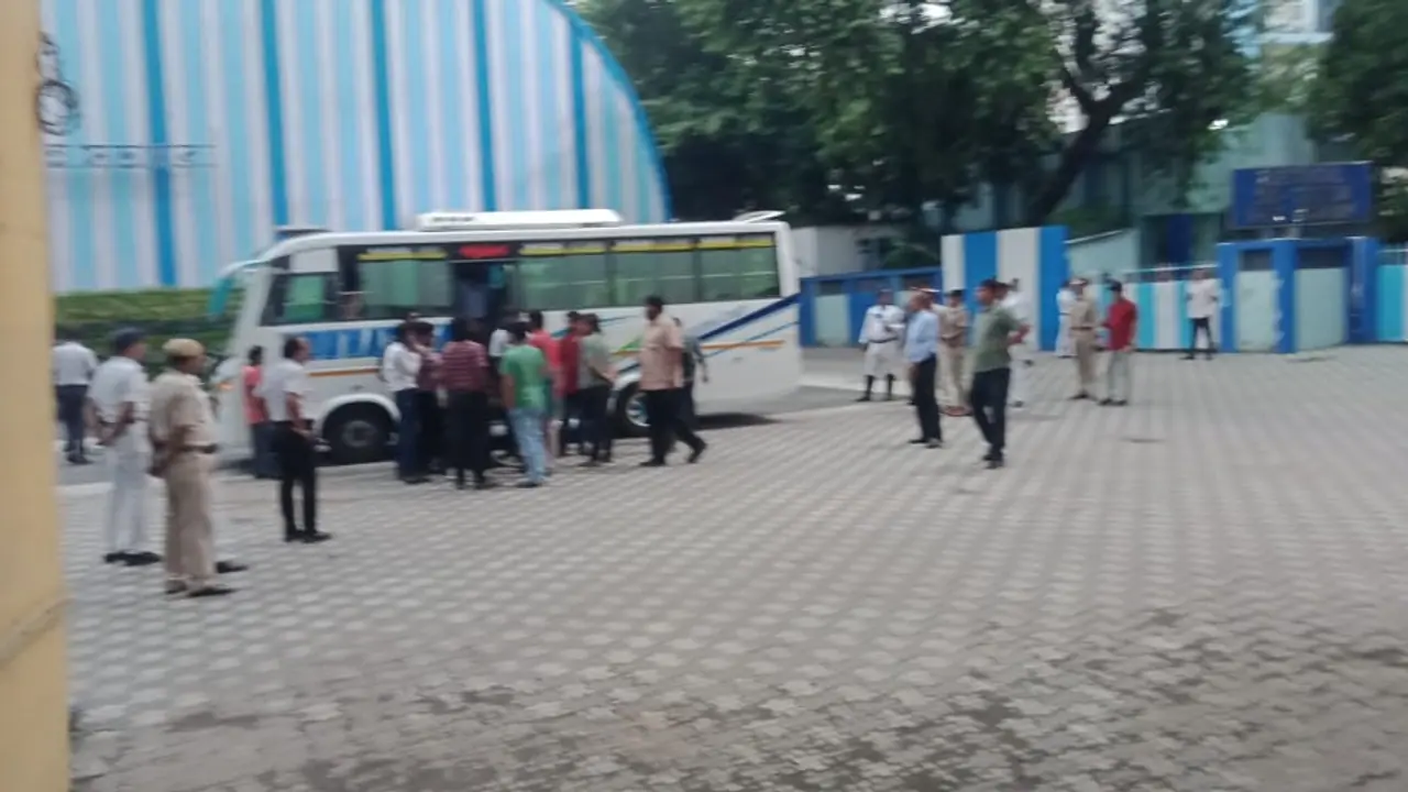 Rg kar protest Junior doctors entered Nabanna raising slogans meeting with Mamata Banerjee bsm Rg kar protest Junior doctors entered Nabanna raising slogans meeting with Mamata Banerjee bsm