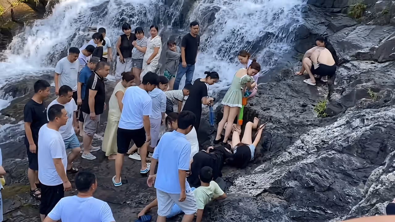 Man Gets Trapped Halfway Down Waterfall While Rappelling, Spends Minutes Fighting To Stay Alive Man Gets Trapped Halfway Down Waterfall While Rappelling, Spends Minutes Fighting To Stay Alive