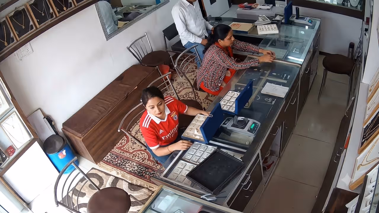 Woman Distracts Lonavala Jeweller, Grabs Box Of Silver Ornaments And Escapes As Staff Chase Her Woman Distracts Lonavala Jeweller, Grabs Box Of Silver Ornaments And Escapes As Staff Chase Her