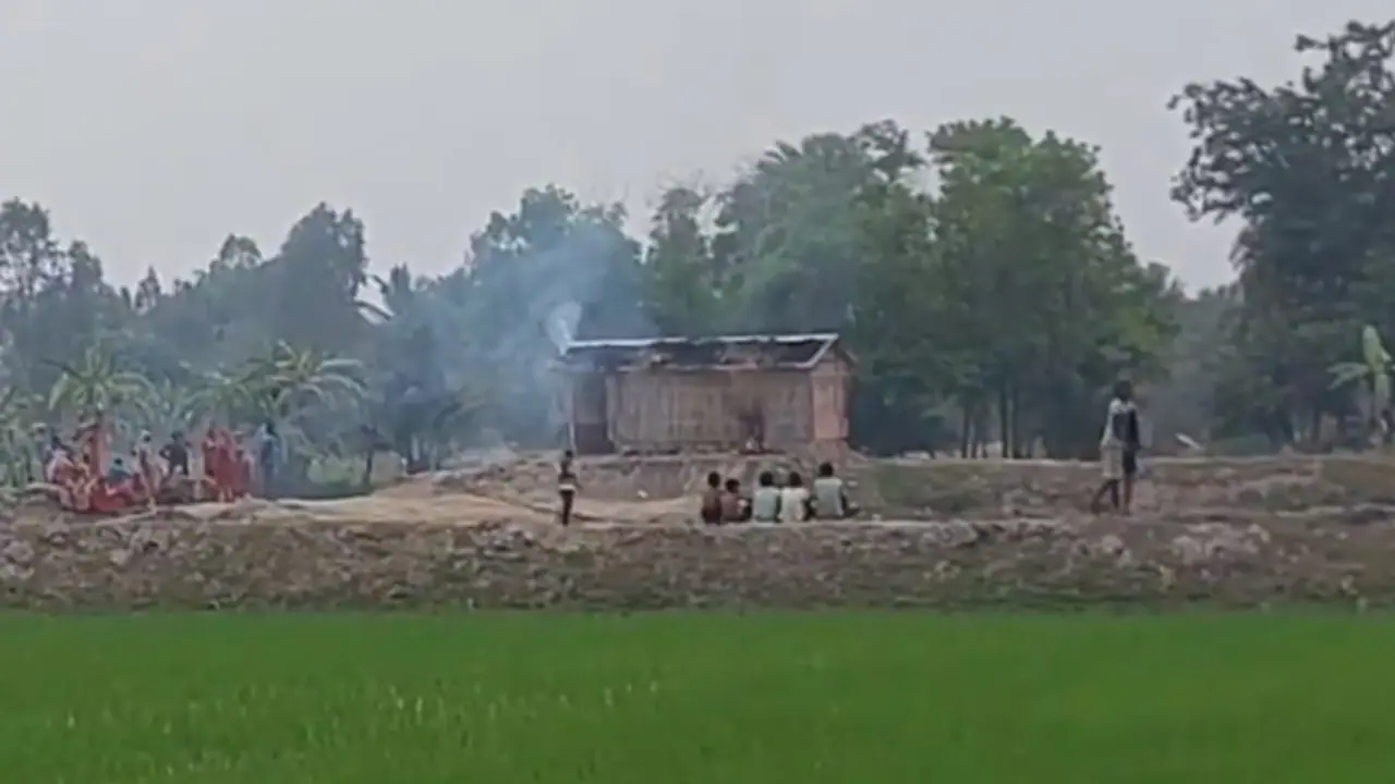 Protests again in Sandeshkhali Sheikh Shahjahans brothers house on fire watch viral video bsm Protests again in Sandeshkhali Sheikh Shahjahans brothers house on fire watch viral video bsm