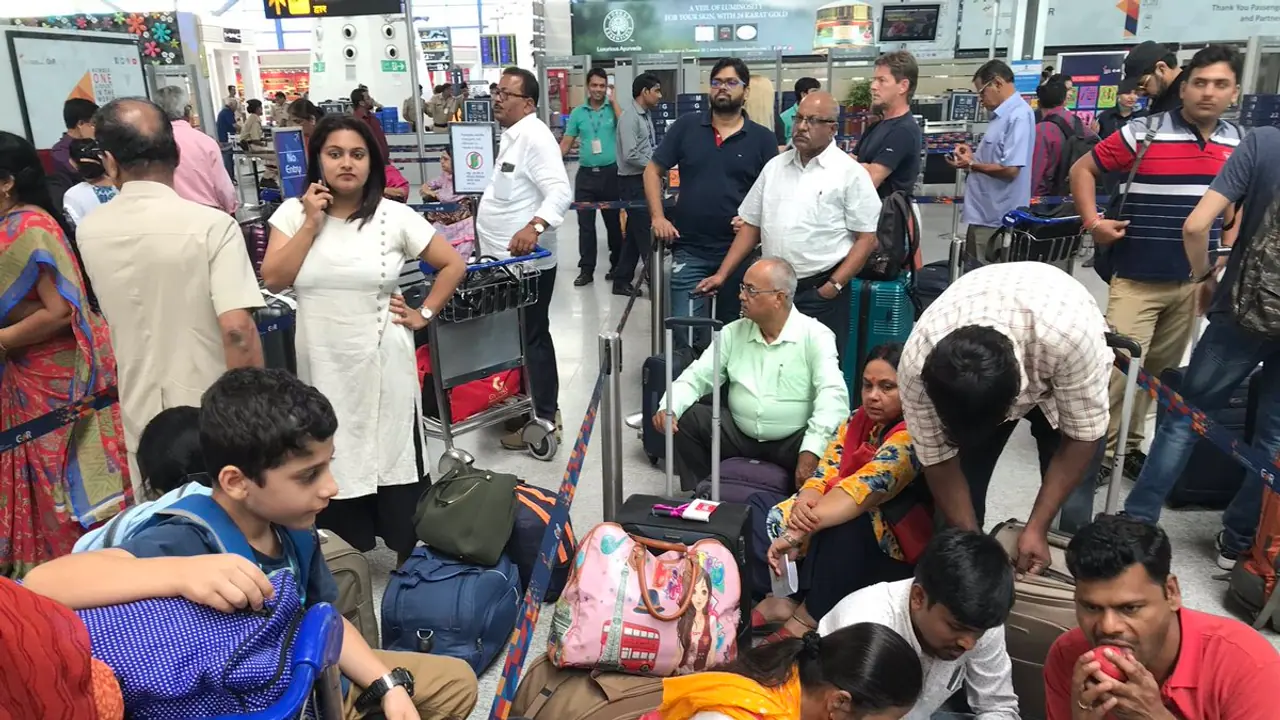 इंडिगो के सिस्टम में आई खराबी के कारण यात्रियों को आई परेशानी