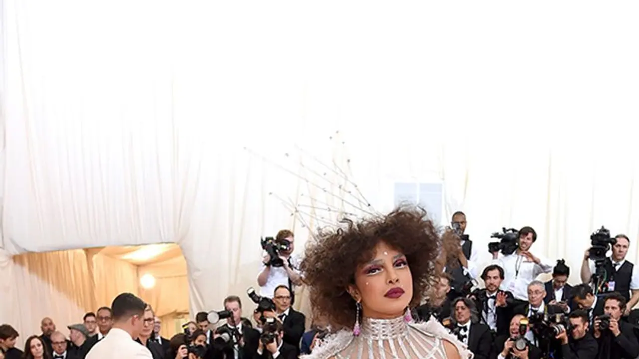 OMG प्रियंका का Met Gala लुक देखकर चौंक जाएंगे आप, पहचानना है मुश्किल
