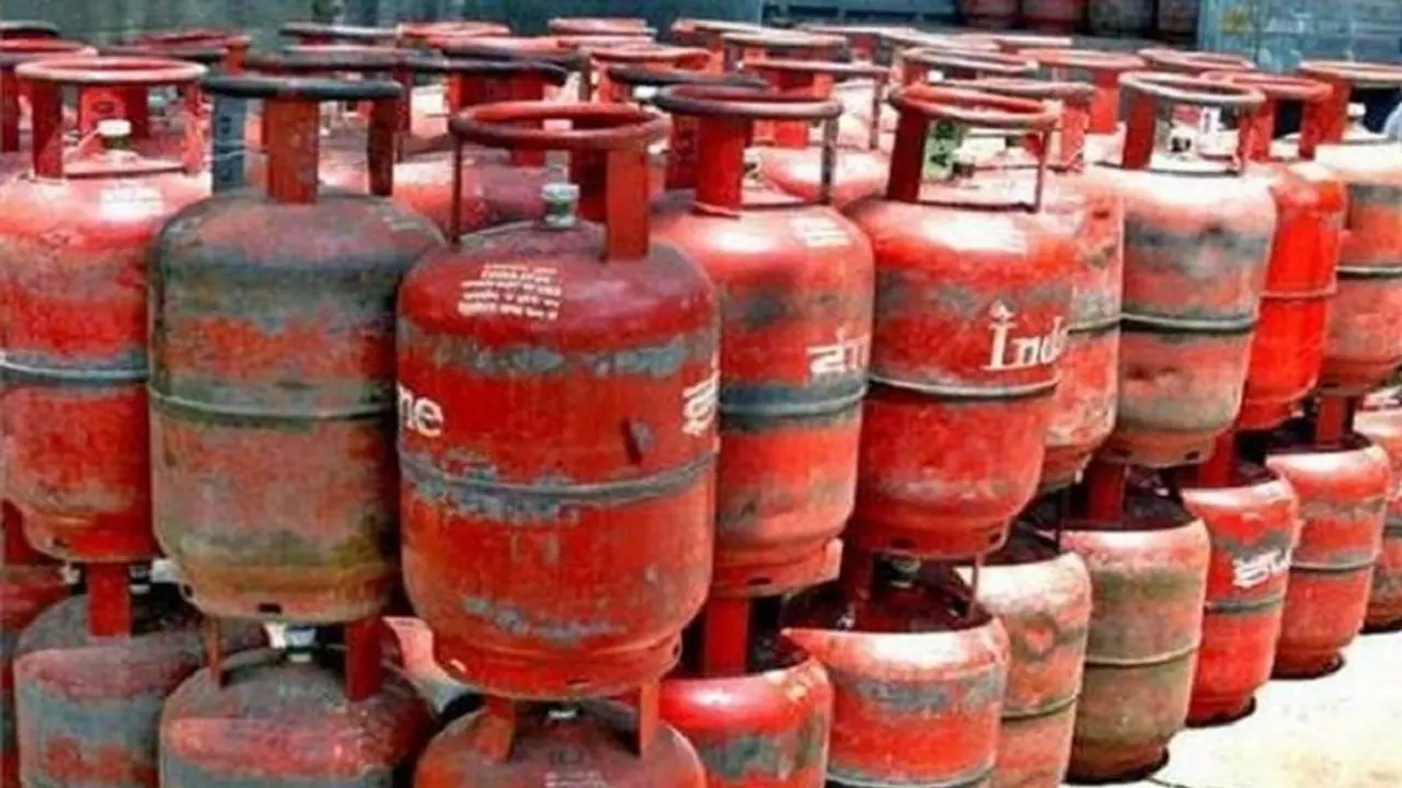 बजट से पहले मोदी सरकार ने जनता को दी बड़ी राहत, सस्ता हुआ घरेलू गैस सिलेंडर