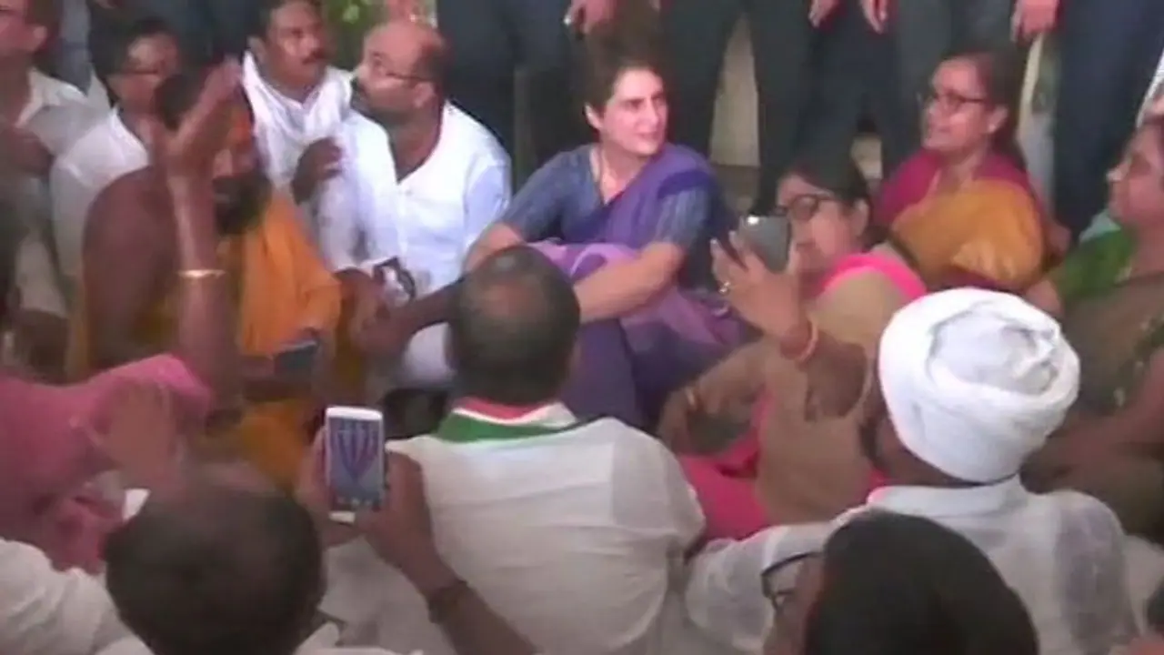 चुनार गेस्ट हाउस में धरने पर बैठी प्रियंका सोनभद्र नरसंहार के परिजनों से मिली