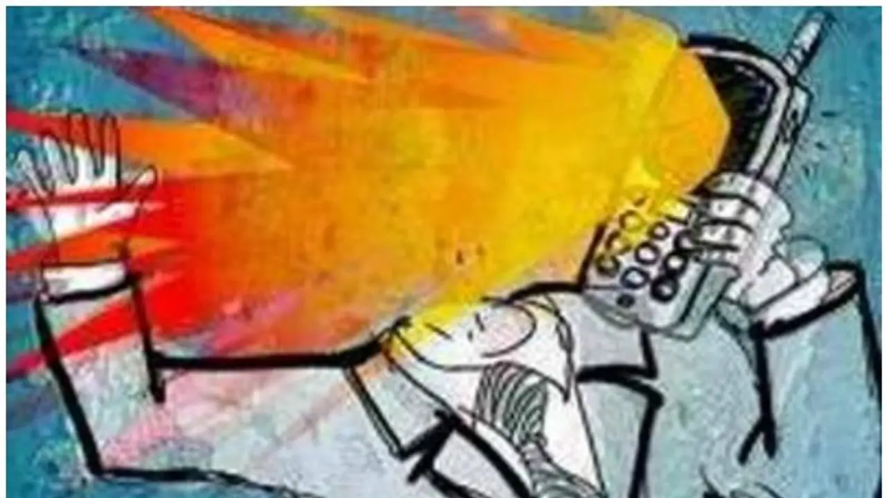सावधान: चार्जिंग में लगा मोबाइल फटा, महिला समेत दो बच्चों की मौत