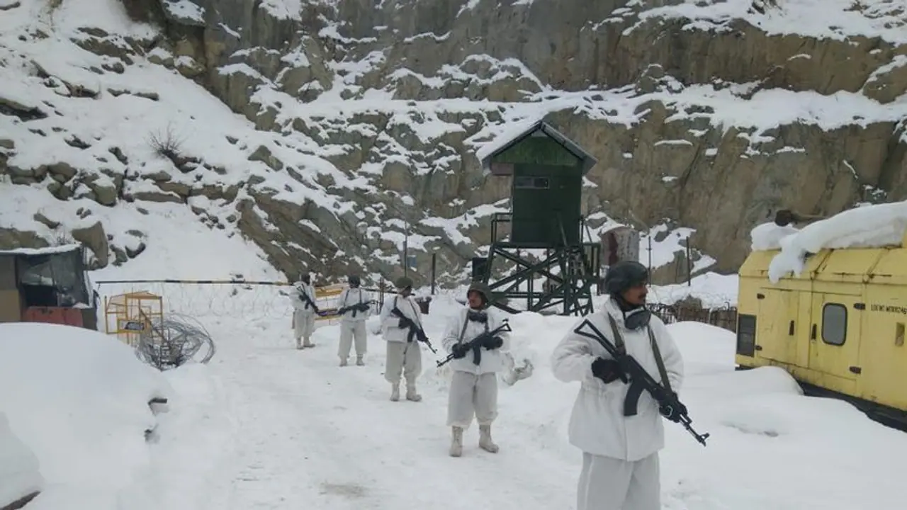 बर्फीली ठंड बढ़ा रही सितम, छह राज्यों में रेड अलर्ट जारी