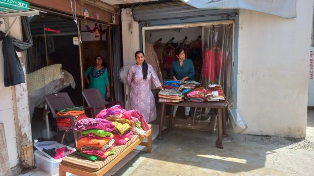 लाइब्रेरी जहां कांजीवरम,बनारसी, सिल्क साड़ियां, ब्राइडल लहंगे मिलते हैं बस 500 रुपये में
