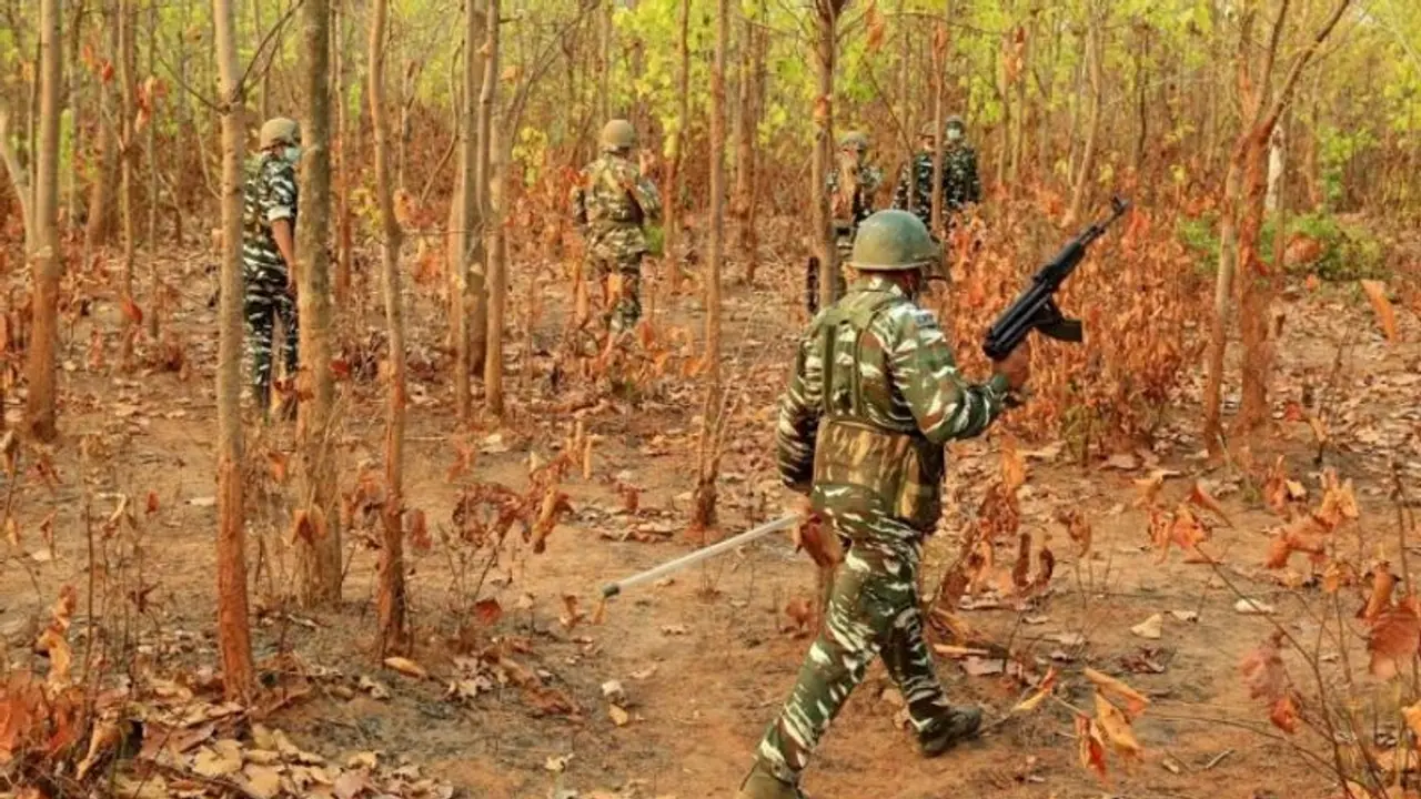 Chhattisgarh Naxal Encounter: बीजापुर में  पुलिस फोर्स ने नक्सली कमांडर couple समेत इतनों को किया ढेर