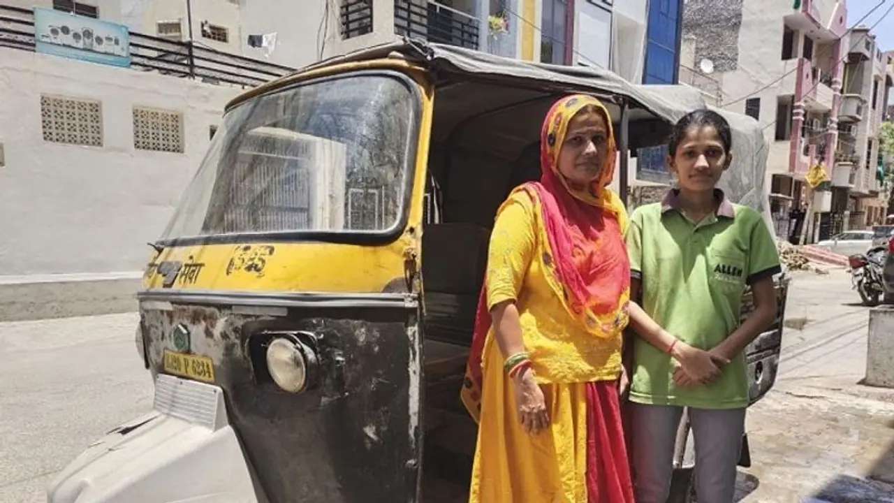 Emotional Success Story: पिता की मौत-सड़क पर आ गया परिवार, खाने के पड़े लाले...अब बेटी ने किया कमाल
