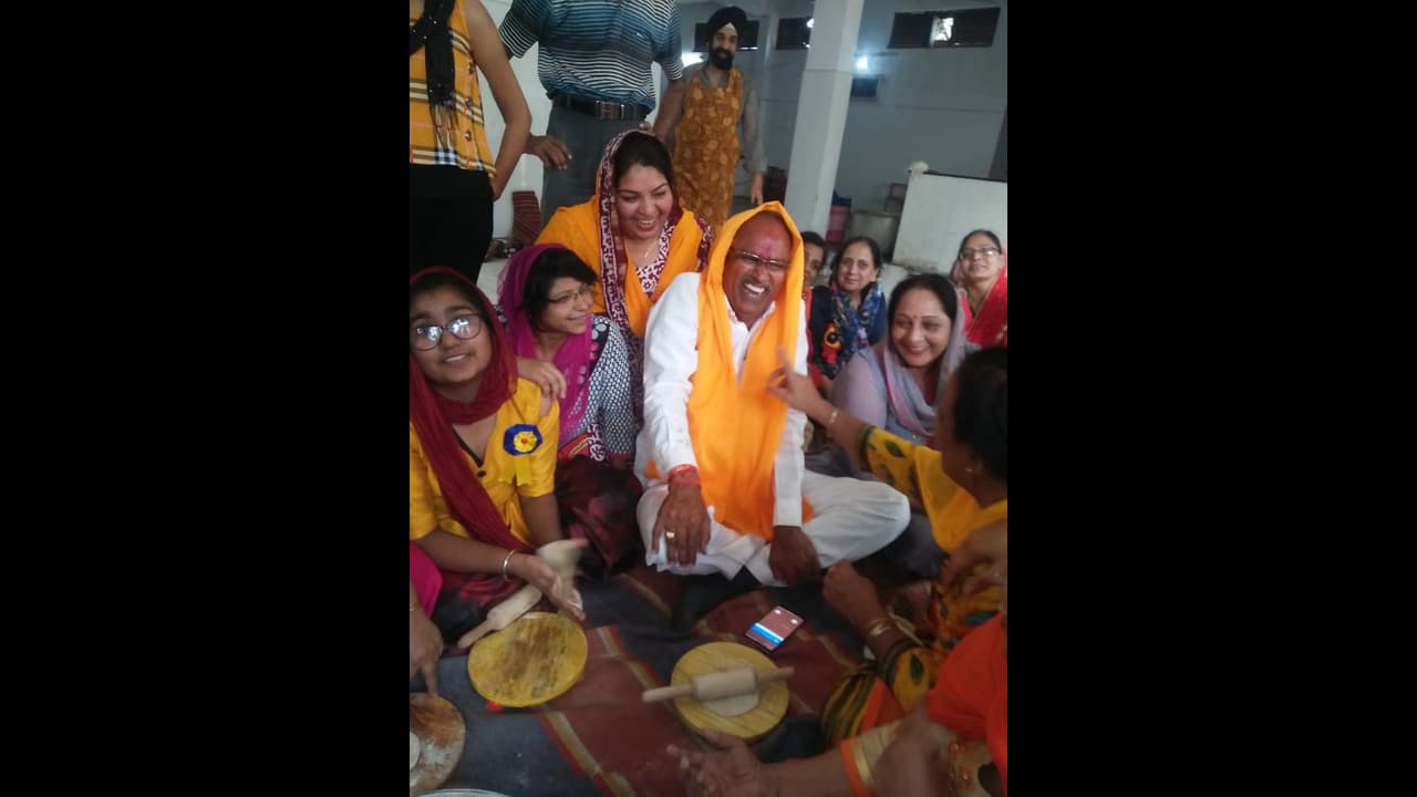 चुनाव Insta: वोटों के लिए 'रोटियां भी बेलनी' पड़ती हैं...
