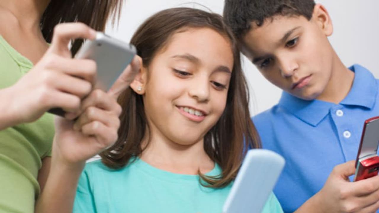 Children Using Mobilo పిల్లలు రోజుకు ఎంతసేపు ఫోన్ చూడాలో తెలుసా? | how many hours we should ...