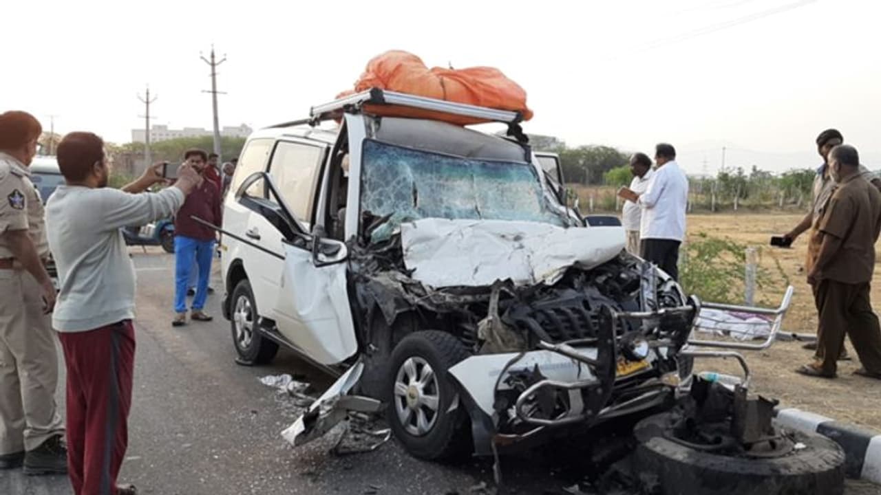 Andhra Pradesh: Speeding car collides with truck; 5 dead, 3 injured ...