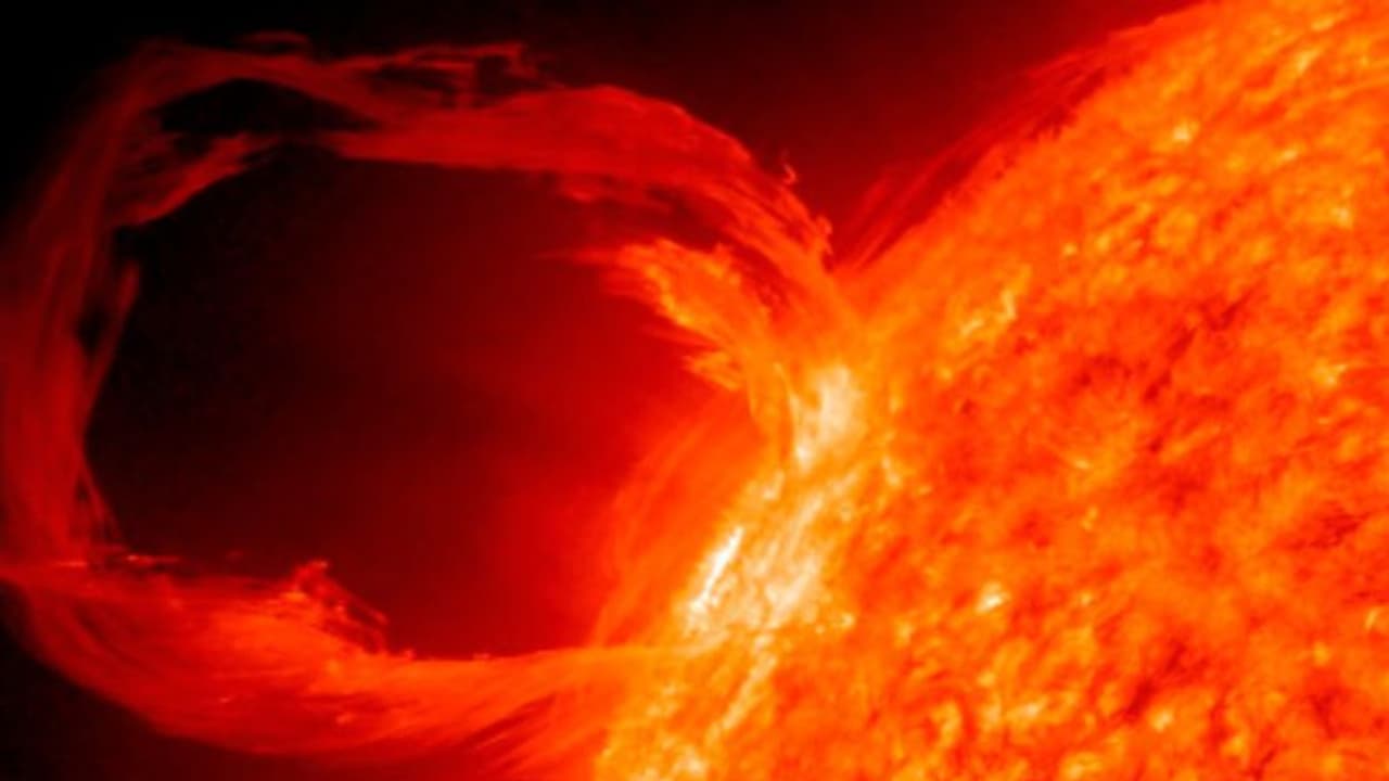 Solar Explosion ಸೂರ್ಯನ ಮೇಲ್ಮೈನಲ್ಲಿ ಭೀಕರ ಸ್ಫೋಟ, ಸೋಮವಾರ ಭೂಮಿಗೆ ...
