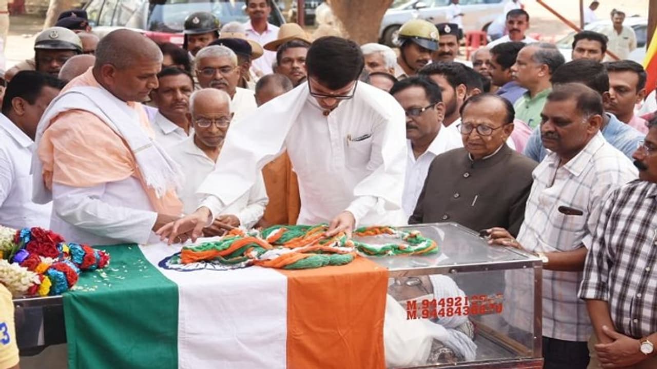 ಪಾಪು ಅಂತಿಮ ದರ್ಶನಕ್ಕೆ ಜನಸಾಗರ: ಅಂತಿಮ ಯಾತ್ರೆಯ ಫೋಟೋಸ್ | Photos of Veteran ...