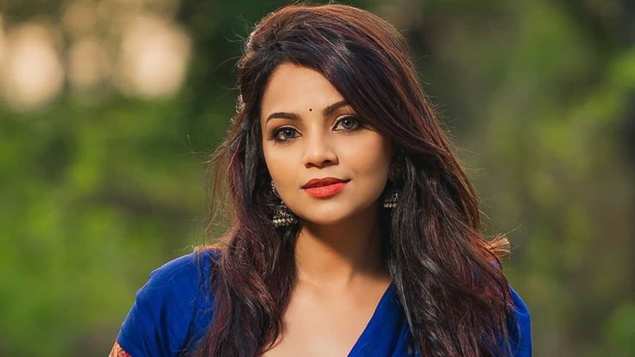 புளூ கலர் புடவையில் மெருகேறிய அழகு... பளீச் அழகை காட்டி திரும்ப ...