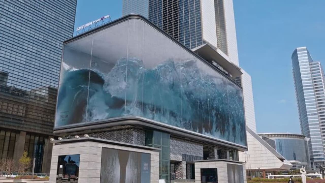 Watch: World’s biggest virtual wave over people's heads wows netizens ...