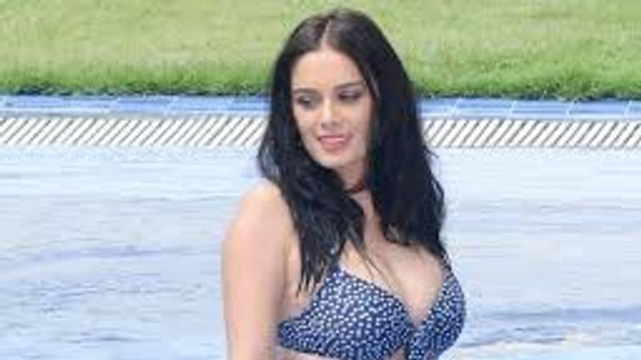 Shou-biznes yulduzlarining erotik suratlarini koring