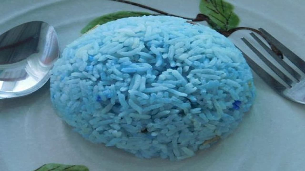 Blue Ghee Rice: ಈ ಅನ್ನಕ್ಕೆ ಇದೆಲ್ಲಿಂದ ಗಾಢ ನೀಲಿ ಬಣ್ಣ? ಕೃತಕ ಬಣ್ಣವಂತೂ ಅಲ್ವೇ ...