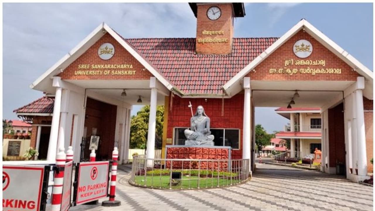 'ഹൈക്കോടതി ഉത്തരവുണ്ടായിട്ടും പരീക്ഷക്ക് രജിസ്റ്റർ ചെയ്യാൻ അനുവദിക്കുന്നില്ല'; കാലടി സർവകലാശാലയിൽ വീണ്ടും പ്രതിഷേധം