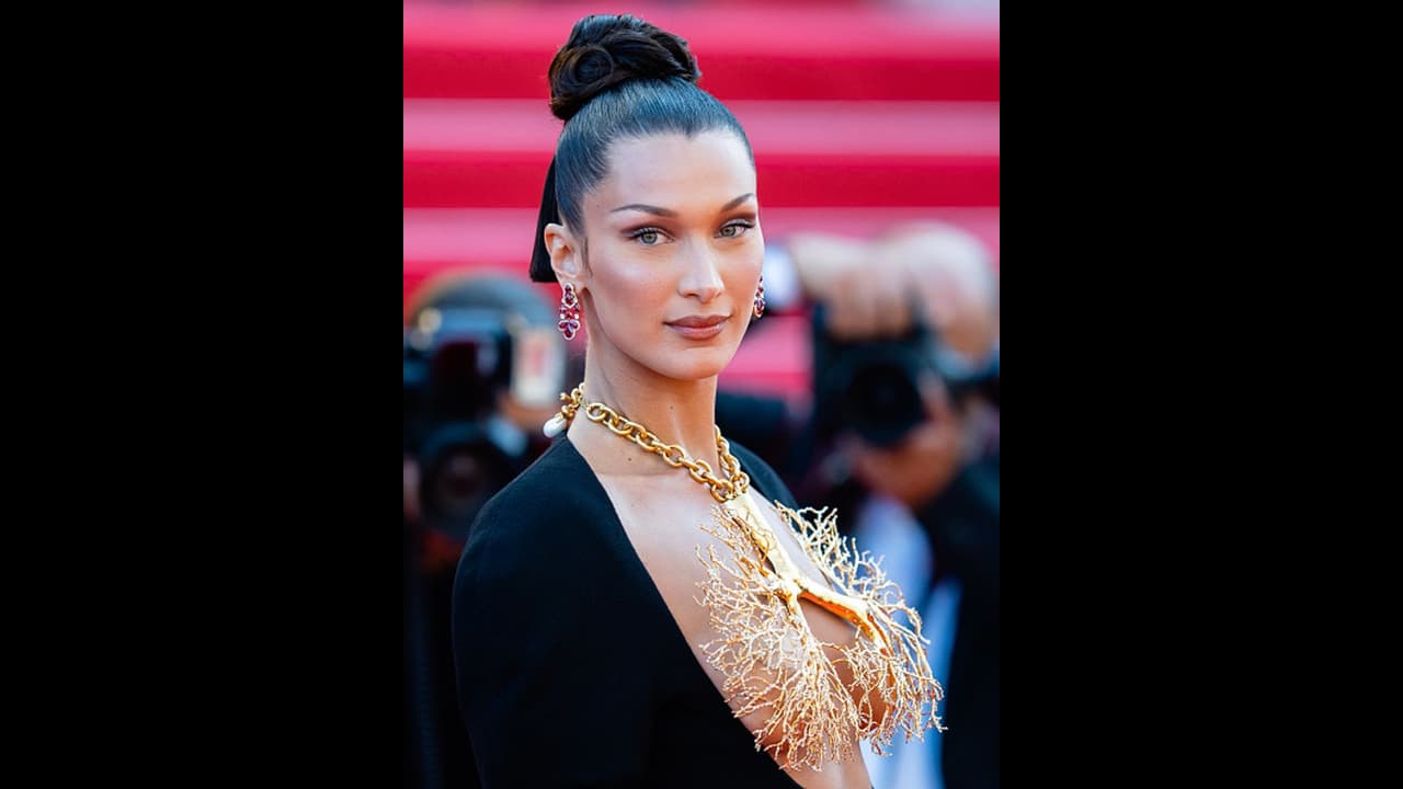 Bella Hadid in 'FRONTLESS' gown; flaunts her golden lung necklace (Pictures  Inside) | Asianet Newsable