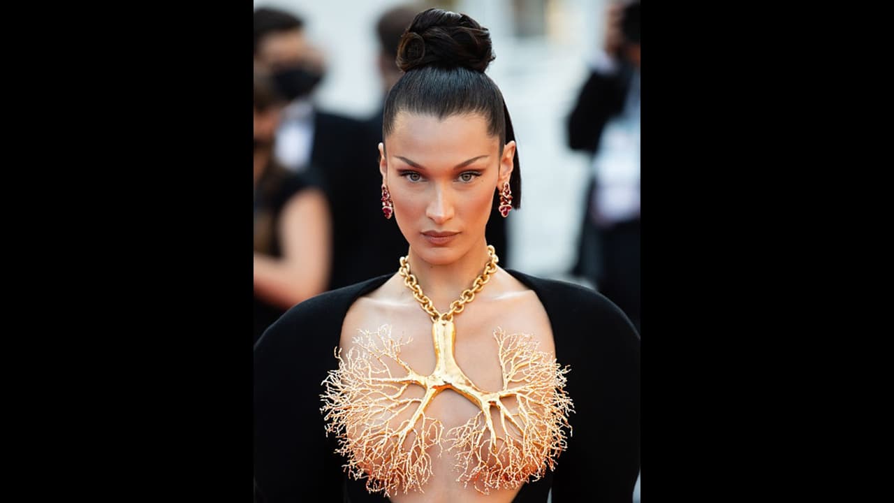 Bella Hadid in 'FRONTLESS' gown; flaunts her golden lung necklace (Pictures  Inside) | Asianet Newsable