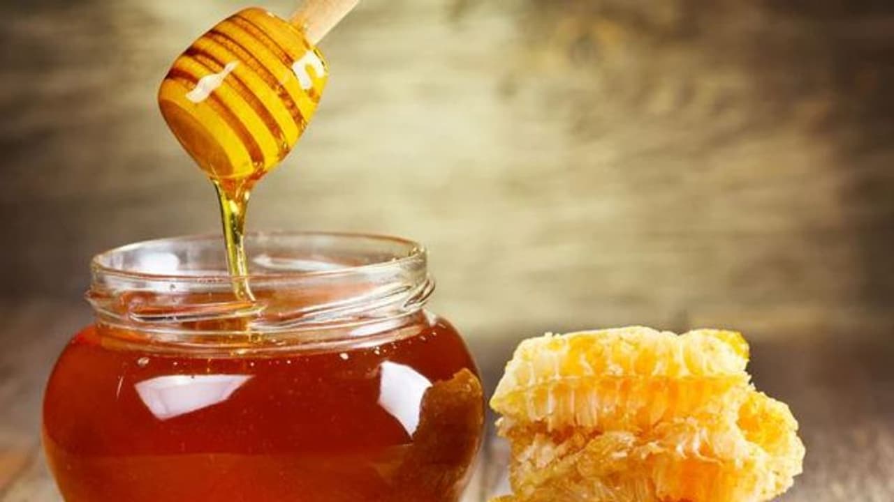 Honey & Almond : ಜೇನಿನೊಂದಿಗೆ ಬೆರೆಸಿದ ಬಾದಾಮಿ ತಿನ್ನಿ, ಈ ರೋಗಗಳು ಹತ್ತಿರವೂ ಸುಳಿಯುವುದಿಲ್ಲ!! | Why we should eat Almond with Honey | Why We Should Eat Almond With Honey | Asianet Suvarna News