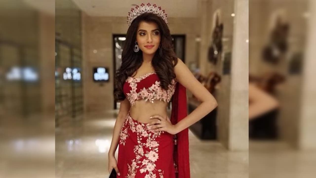 Shahardagi yalangoch qiz fotosurati