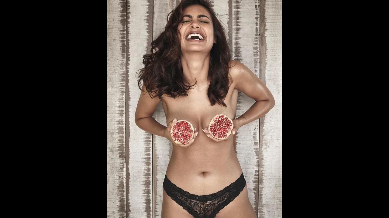 Katta yarali ichki kiyimdagi bir yigit