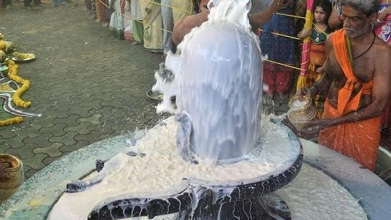 கோயில்களில் இறைவனுக்கு ஏன் அபிஷேகம் செ‌ய்கிறார்கள்.. பிரபஞ்ச ஆற்றலுக்கு  தொடர்பு? அதன் வரலாற்று பின்னணி என்ன? | Why Do They Anoint The Lord In  Temples Here Full ...