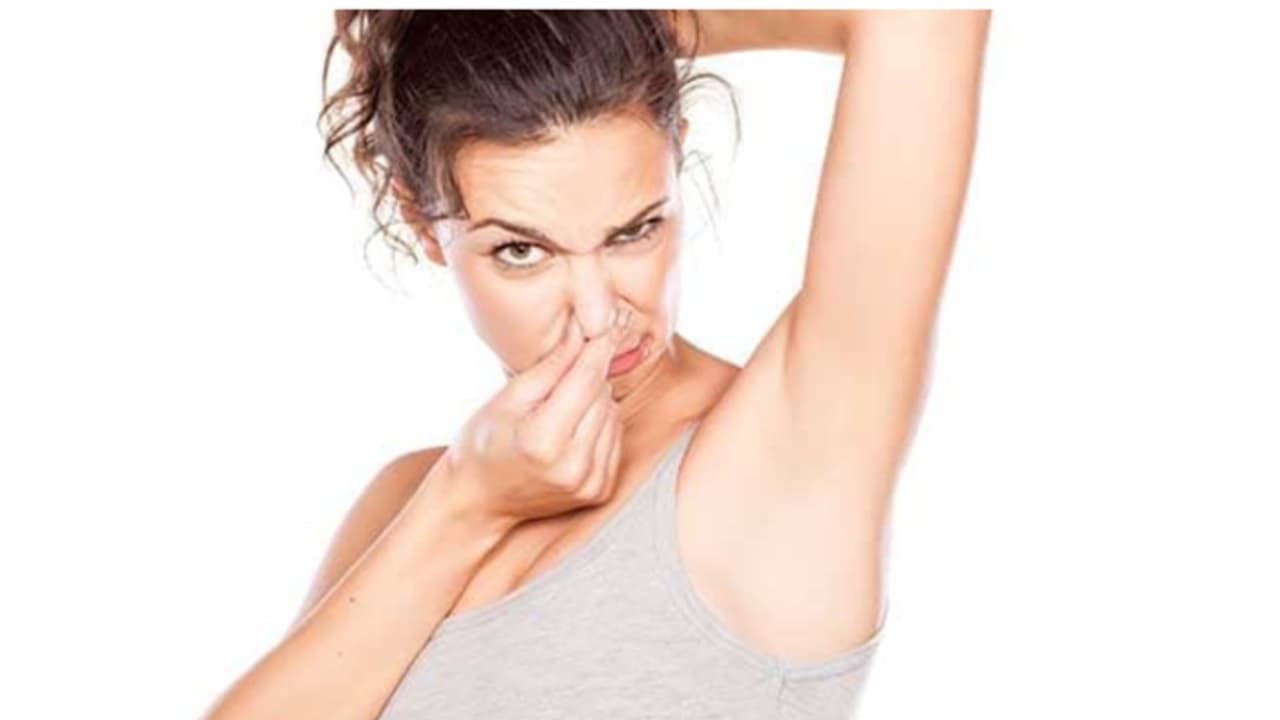 Viral Post: Japanese Influencer Slammed for ‘Armpit-Smelling’ Fan Perk, Internet Says ‘No Thanks’