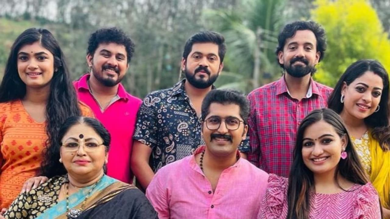ഇത് ഒരു 'ഹിറ്റ്ലർ' കുടുംബം, ചിത്രം പങ്കുവെച്ച് അരുൺ രാഘവൻ | Actor Arun ...