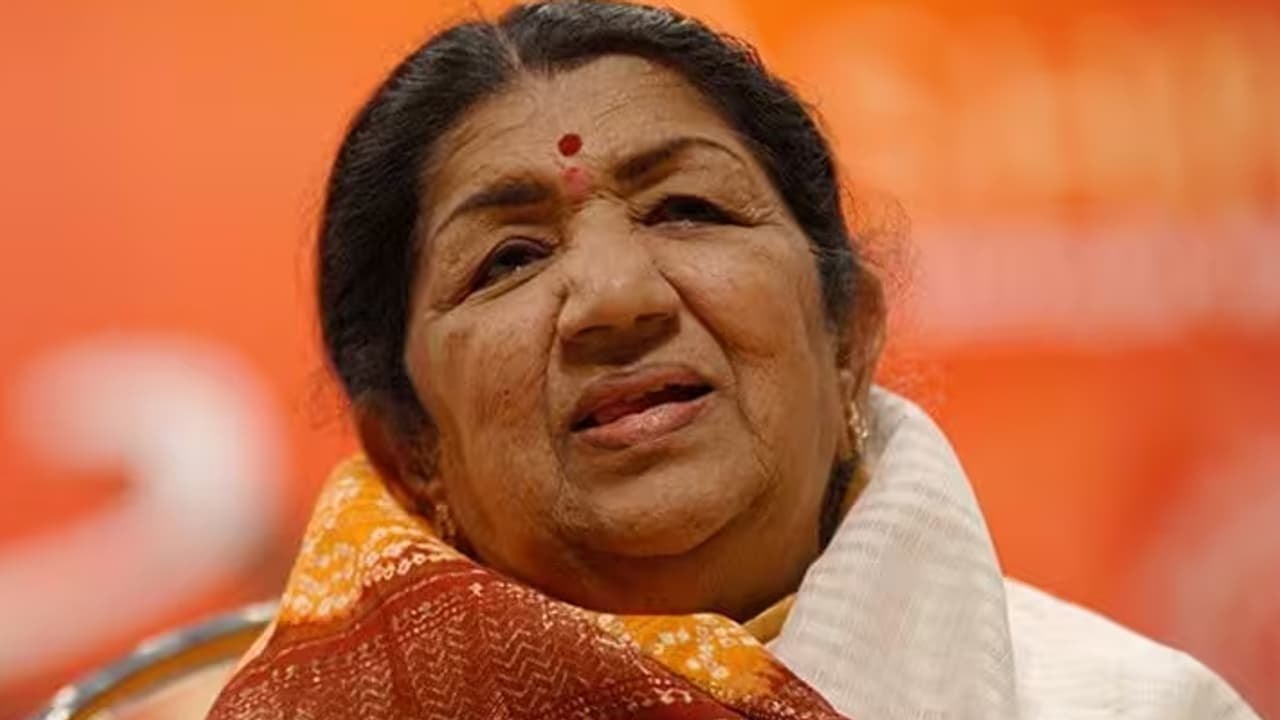 लता मंगेशकर यांच्या ९७ व्या जयंतीनिमित्त आदरांजली