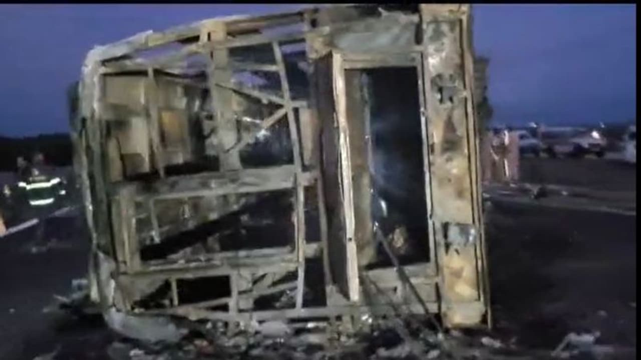 Maharashtra: 26 dead after bus catches fire on Samruddhi Mahamarg ...