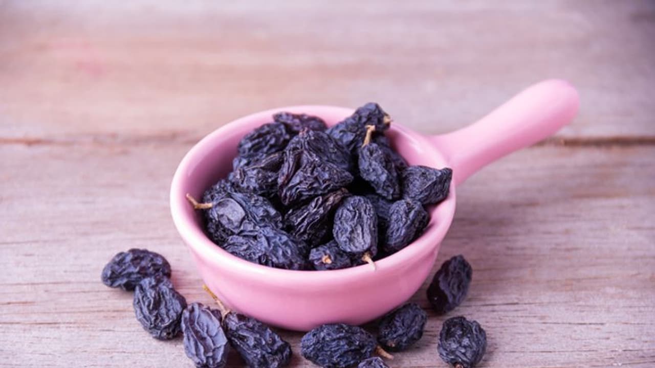 Here are 7 health benefits of consuming raisins everyday | Asianet Newsable