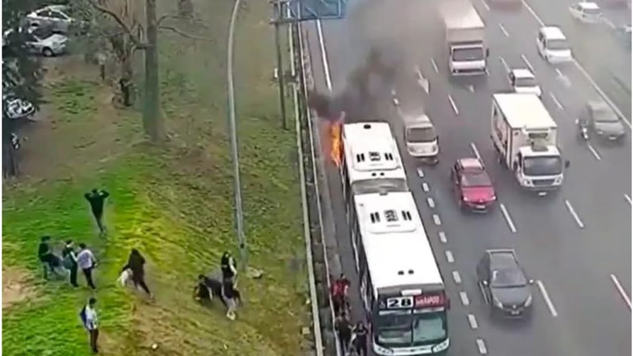 Terrifying escape: Passengers flee bus moments before it engulfs in ...