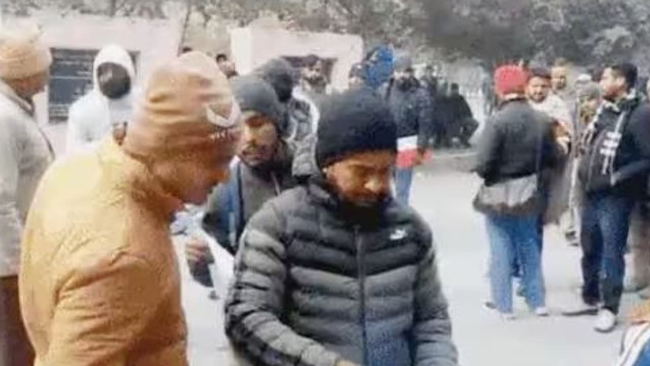 ಯುದ್ಧಭೀತಿ ಹಿನ್ನೆಲೆ: ಮಧ್ಯಪ್ರಾಚ್ಯದಲ್ಲಿ ಸಿಲುಕಿದ ಕನ್ನಡಿಗರ ಕೂಗು! ಸಹಾಯವಾಣಿ ತೆರೆದ ಜಿಲ್ಲಾಡಳಿತ | Israel Iran Us War Tensions Hundreds Of Kannadigas Stranded In Uae Helplines Activated Across Karnataka Gdp ಯುದ್ಧಭೀತಿ ಹಿನ್ನೆಲೆ: ಮಧ್ಯಪ್ರಾಚ್ಯದಲ್ಲಿ ಸಿಲುಕಿದ ಕನ್ನಡಿಗರ ಕೂಗು! ಸಹಾಯವಾಣಿ ತೆರೆದ ಜಿಲ್ಲಾಡಳಿತ | Israel Iran Us War Tensions Hundreds Of Kannadigas Stranded In Uae Helplines Activated Across Karnataka Gdp