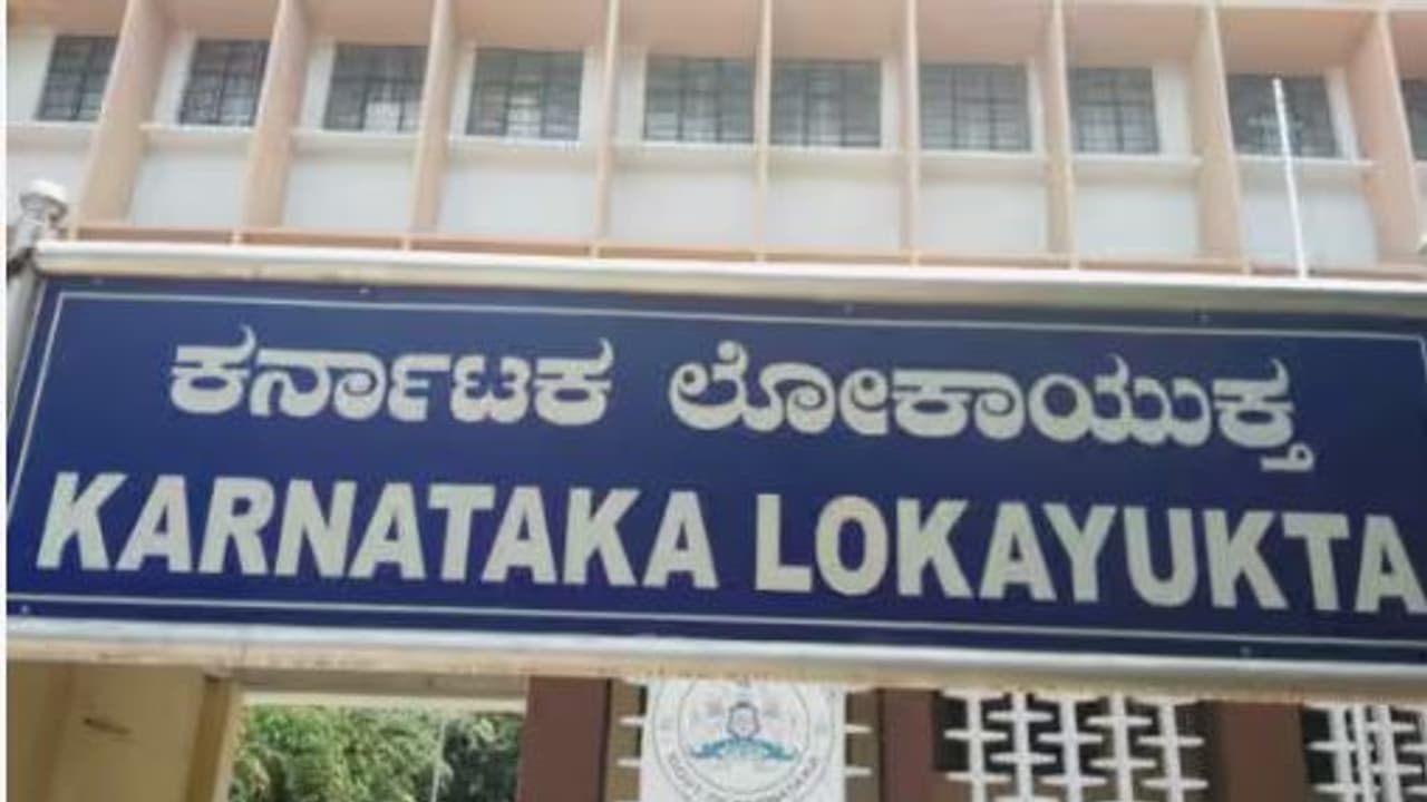 ರಾಯಚೂರು: ಇ-ಖಾತಾ ನೀಡಲು ಒಂದು ಲಕ್ಷಕ್ಕೆ ಬೇಡಿಕೆ, ಲಂಚ ಪಡೆಯುವಾಗಲೇ ಲೋಕಾಯುಕ್ತ ಬಲೆಗೆ ಬಿದ್ದ ಭ್ರಷ್ಟ ಅಧಿಕಾರಿ | Raichur Corrupt Official Caught In Lokayukta Trap While Accepting A Bribe In Kavital Rav ರಾಯಚೂರು: ಇ-ಖಾತಾ ನೀಡಲು ಒಂದು ಲಕ್ಷಕ್ಕೆ ಬೇಡಿಕೆ, ಲಂಚ ಪಡೆಯುವಾಗಲೇ ಲೋಕಾಯುಕ್ತ ಬಲೆಗೆ ಬಿದ್ದ ಭ್ರಷ್ಟ ಅಧಿಕಾರಿ | Raichur Corrupt Official Caught In Lokayukta Trap While Accepting A Bribe In Kavital Rav