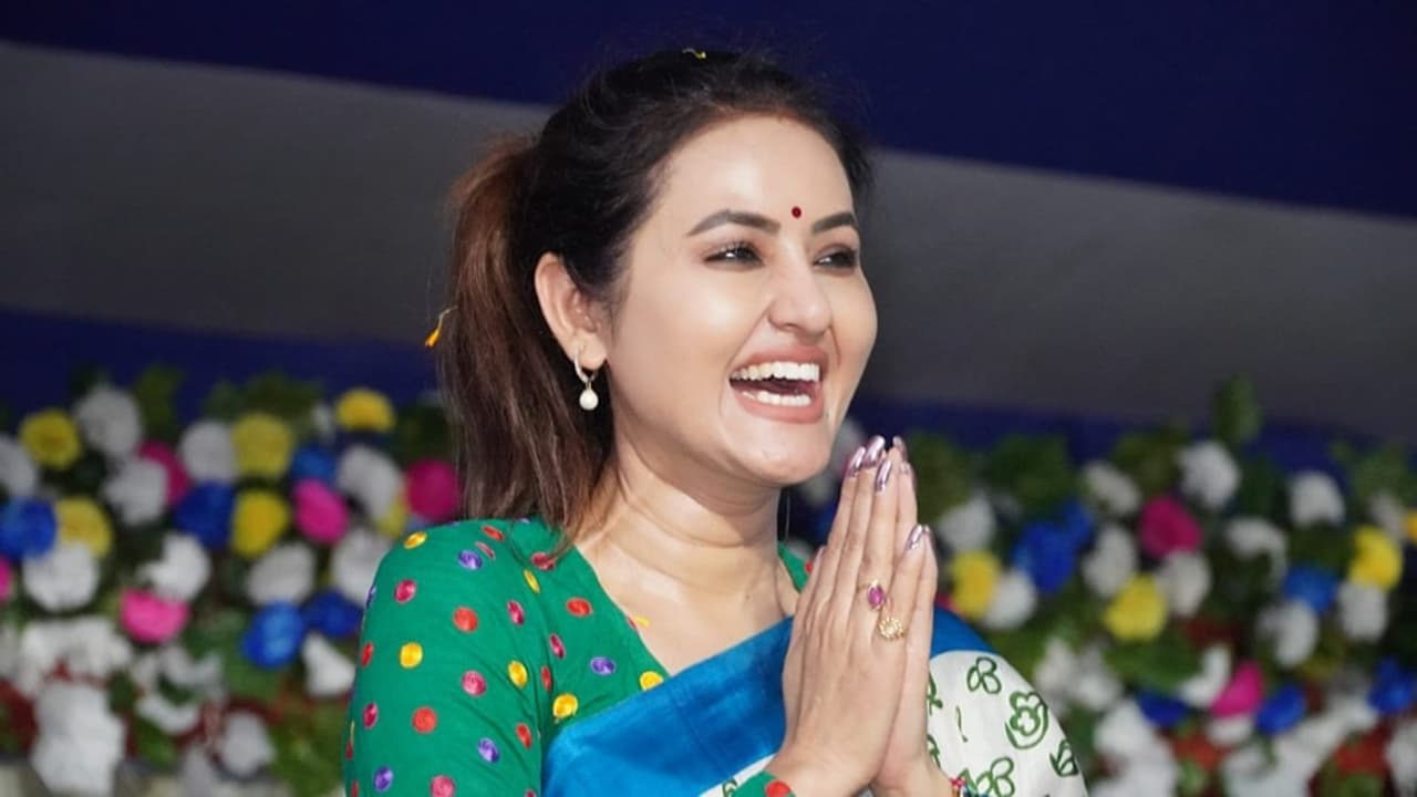 Ananya Banerjee: বাইবেল টেনে 'যৌনগন্ধী' মন্তব্যে বিতর্কে তৃণমূল কাউন্সিলর অনন্যা, সদস্যপদ খারিজের দাবি বিজেপির | Controversy Over Councillor Ananya Banerjees Comments In ...