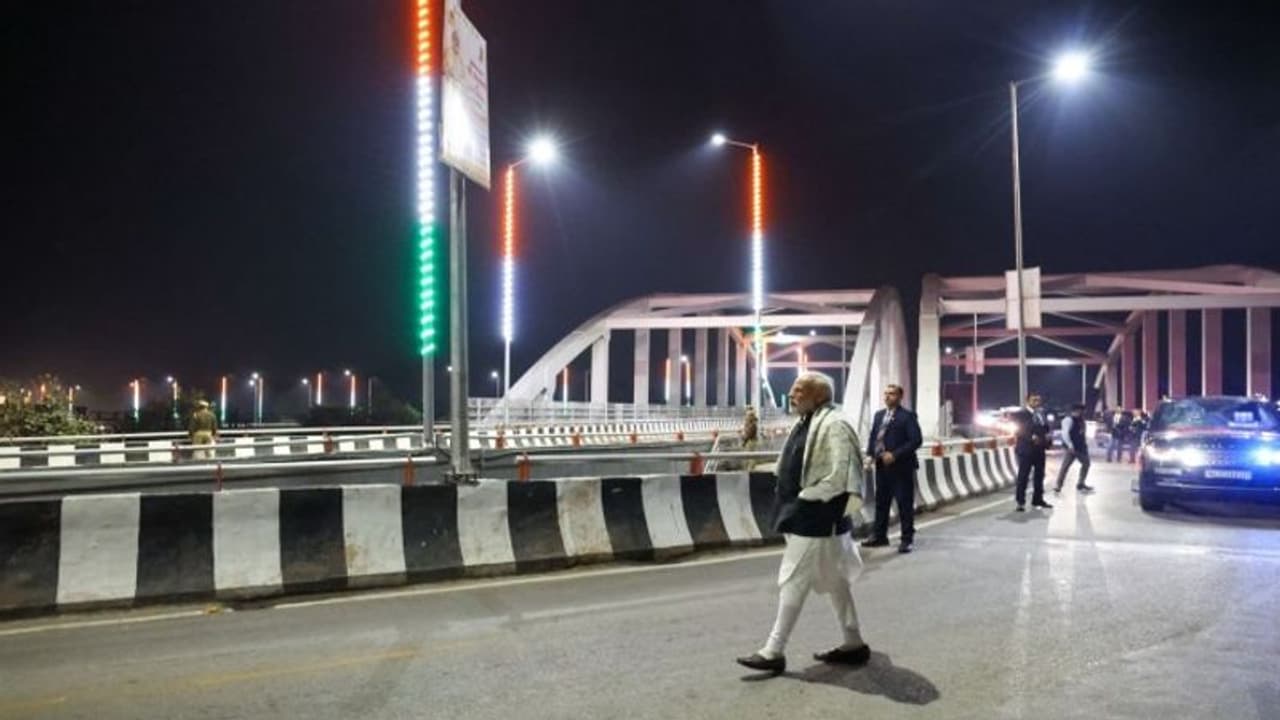Varanasi News:  काशी में आधी रात ड्यूटी पर जनता के 2 सेवक, मोदी-योगी ने बारीकी से देखा एक-एक काम